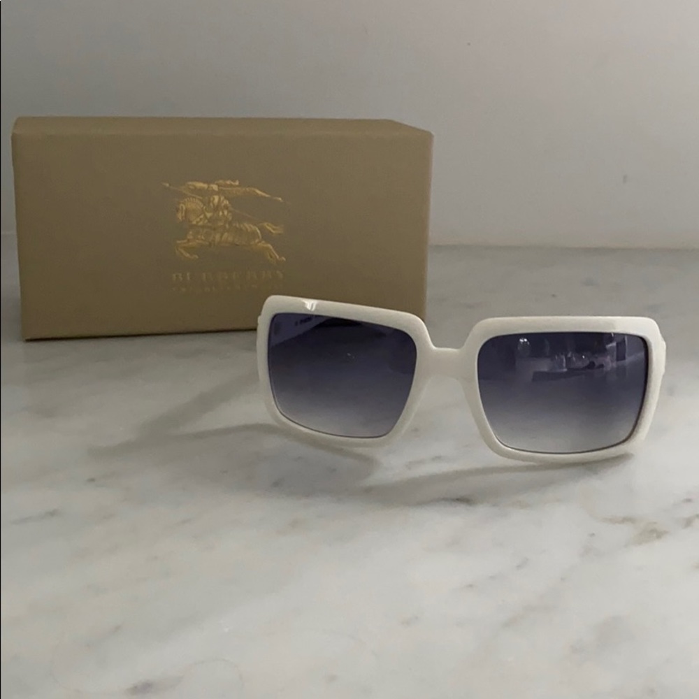Burberry white sunglasses 😎